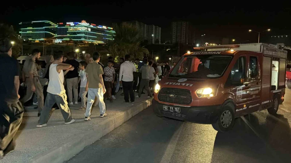 Adıyaman'da kontrolden çıkan otomobil park halindeki araca çarptı: 5 yaralı