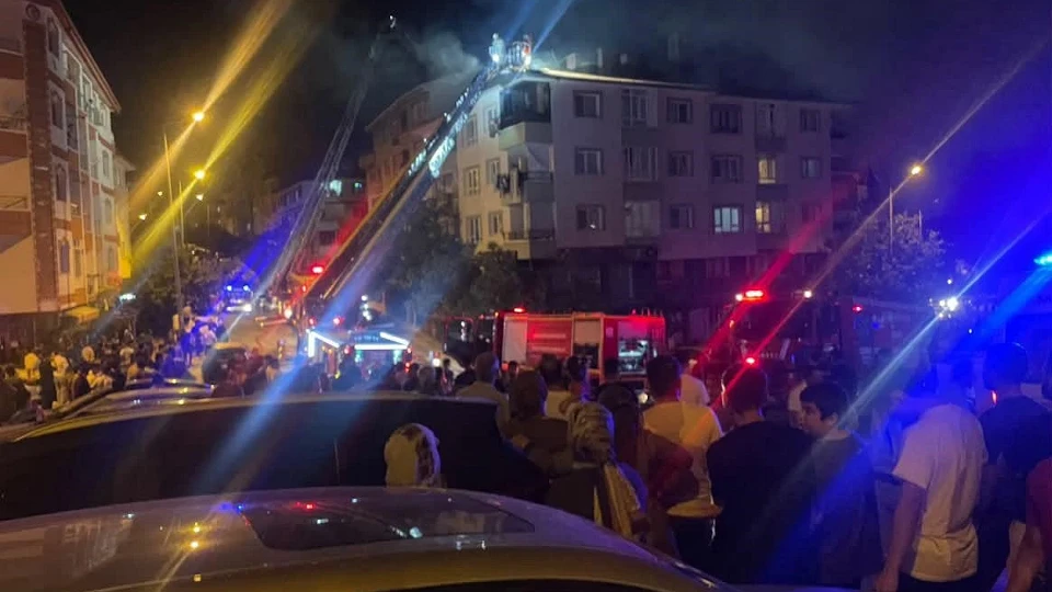 Ankara'da korkutan yangın: Apartmanın çatısı alev aldı