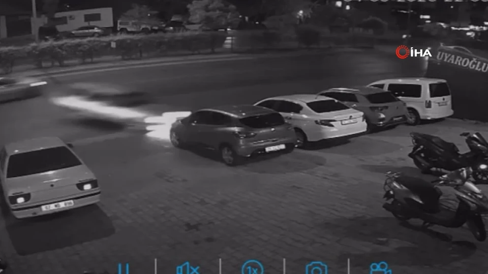 Antalya'da kontrolden çıkan Tofaş oto galerideki üç araca çarptıktan sonra durdu