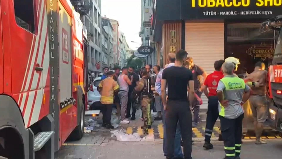 Bakırköy'de sabahın ilk saatlerinde otelde can pazarı! Alevler üst katlara sıçradı, mahsur kalanlar kurtarıldı