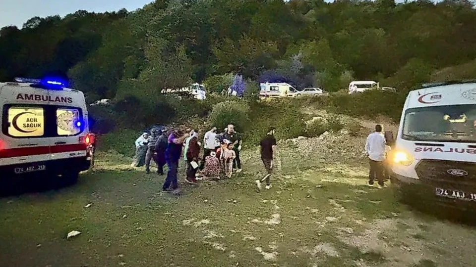 Bartın'da patpat dereye yuvarlandı: Çok sayıda yaralı var