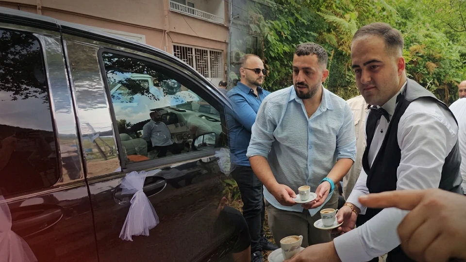 Bursa'da asırlık düğün geleneği: Gelin arabası 200 metreyi 4 saatte geçti