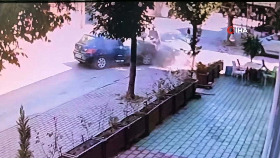 Bursa'da iki otomobil kafa kafaya girdi: Üç kişi yaralandı