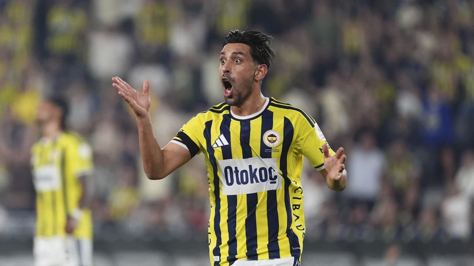 Dev derbide Fenerbahçeli yıldıza ilk yarı sonunda tepki!
