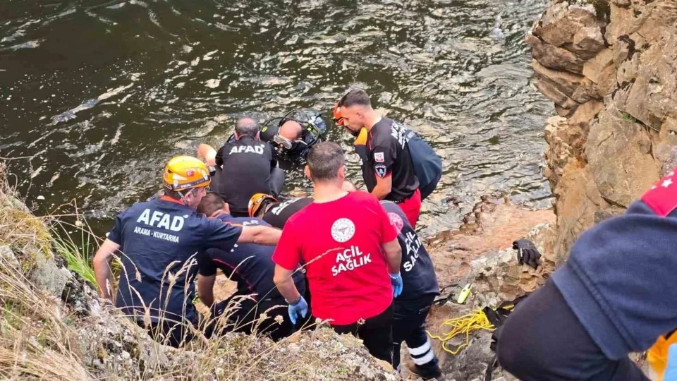 İhbar üzerine bölgeye jandarma, sağlık, itfaiye ve AFAD ekipleri sevk edildi