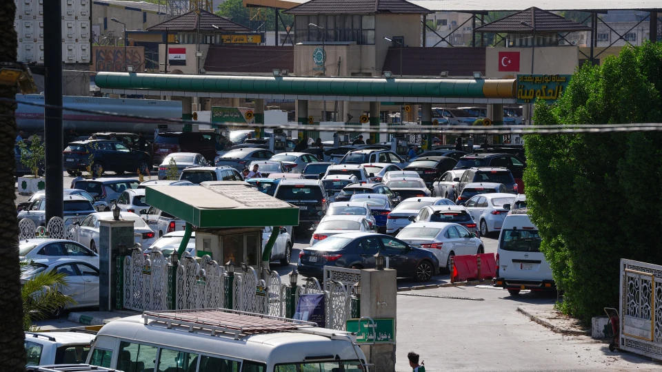 Iraklılar akaryakıt alabilmek için saatlerce kuyrukta bekliyor — Bağdat'ta benzin krizi