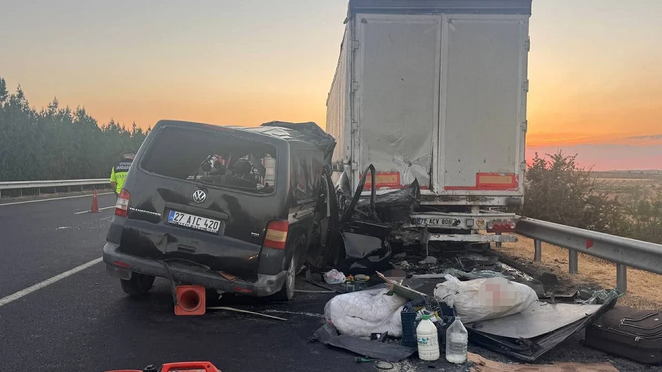 Şanlıurfa'da meydana gelen feci kazada minibüs hurdaya dönerken araç içinde bulunan iki kişi hayatını kaybetti