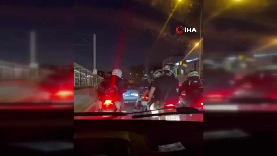 Motosiklet sürücüleri otomobilin peşine düştü
