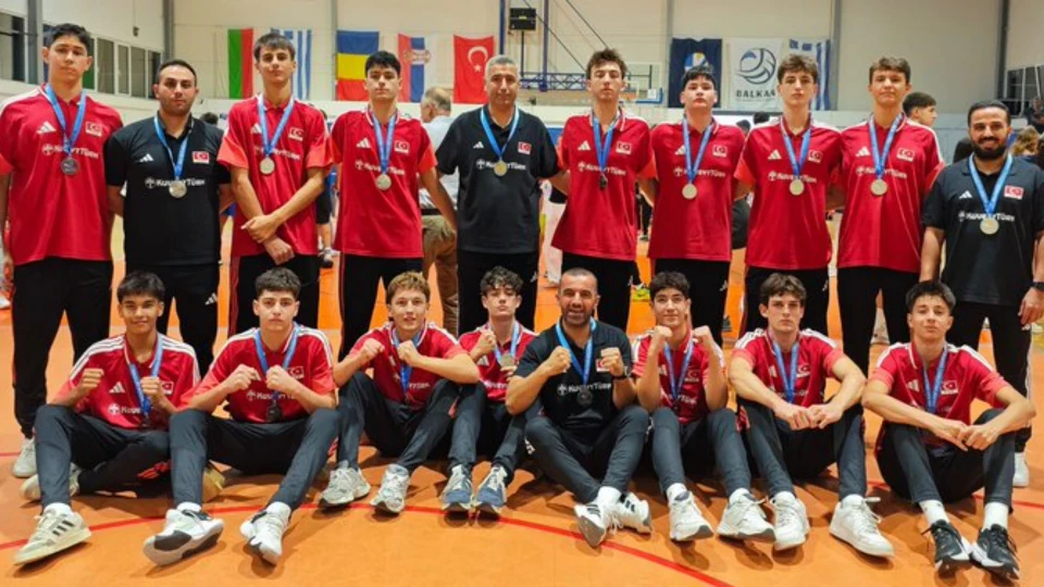 Türkiye 16 Yaş Altı Erkek Milli Voleybol Takımı, Balkan Şampiyonası'nda ikinci oldu ve gümüş madalyanın sahibi oldu