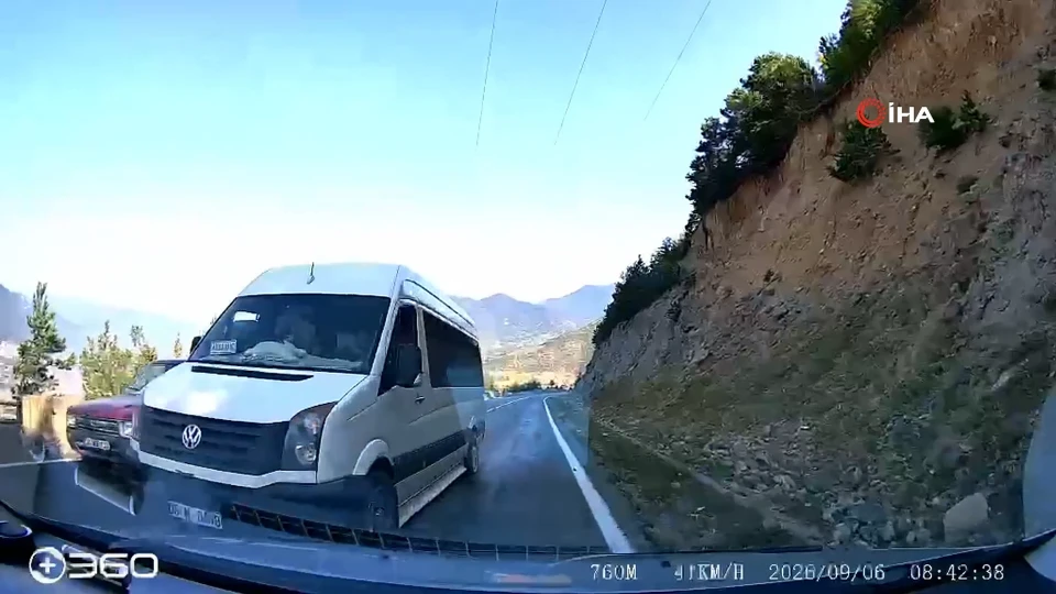 Artvin'de hatalı sollama yapan minibüs az kalsın can alıyordu