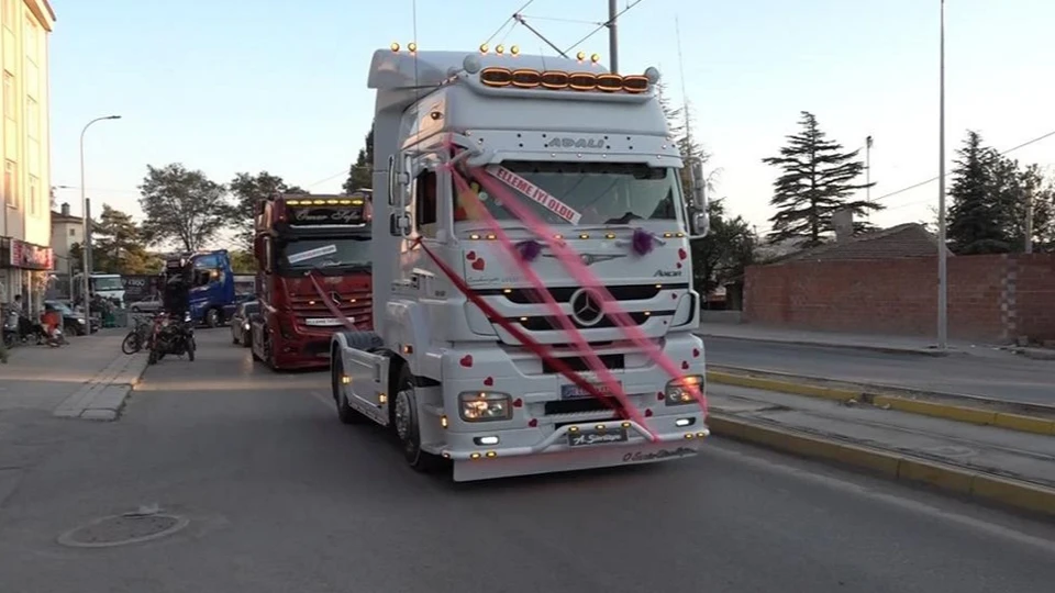 Eşi benzeri görülmemiş sürpriz: Evlenen yeğeninin düğününe 7 tırlık konvoyla katıldı