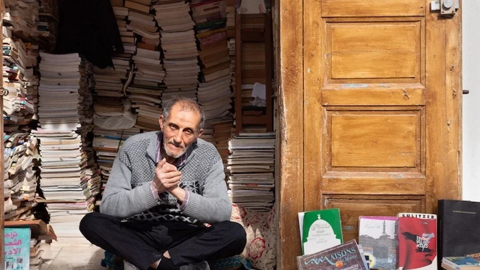 Fas’ta 43 yıldır aynı dükkânda kitap okuyan adamın hikayesi