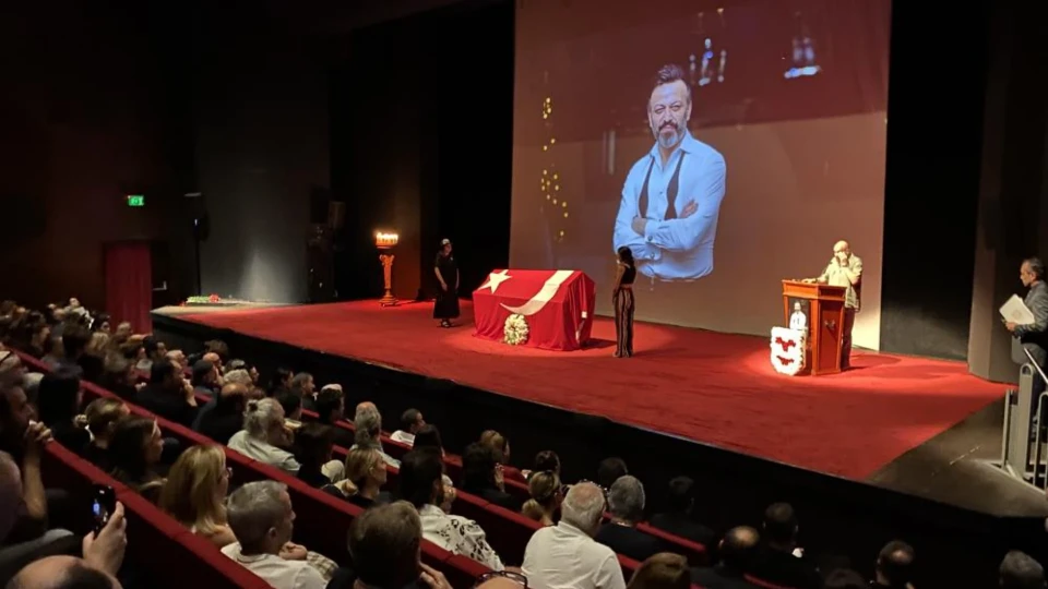 Hayatını kaybeden ünlü oyuncu Serhat Kılıç için Harbiye Muhsin Ertuğrul Sahnesi'nde anma töreni düzenlendi