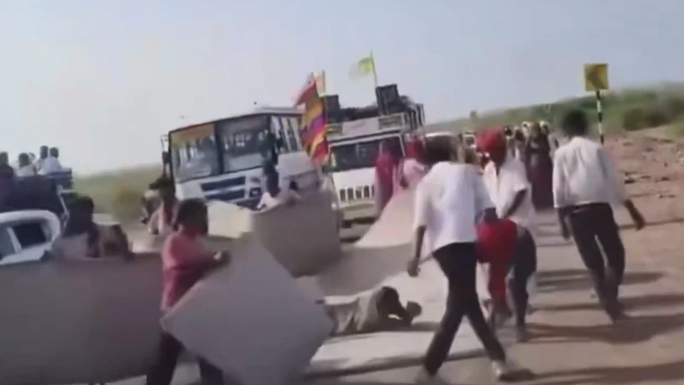 Hintli milyoner adağı için tapınağa yuvarlanarak gitti!
