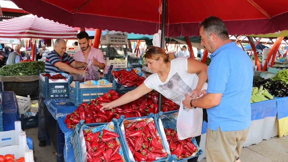 Kış hazırlığı başladı, tezgahlar doldu! Salçalık domates ve kapya biberin fiyatı şaşırttı