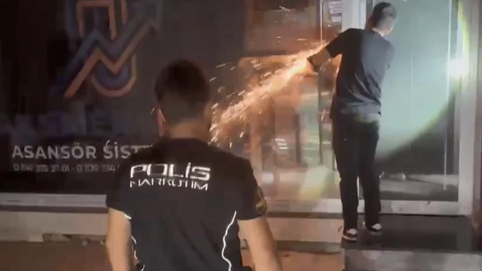 Polis kapıyı kesip girdi, gördükleri şaşkına çevirdi: Milyonlarca hap ele geçirildi