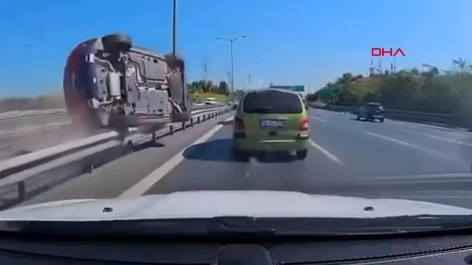 TEM Otoyolu'nda kontrolden çıkan otomobil bariyere çarpıp ters döndü