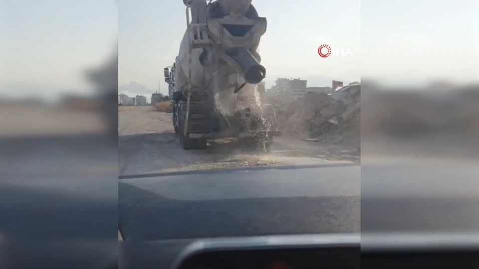 Vatandaş ihbarıyla yakalandı: Antalya'da sokak ortasında betonu yıkayıp ortalığı pisletti!