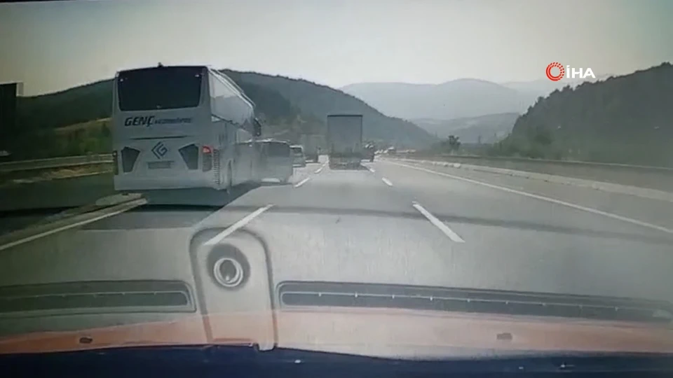 Bolu'da yolcu otobüsünün önüne savrularak takla atan araçtaki üniversite öğrencisi hayatını kaybetti