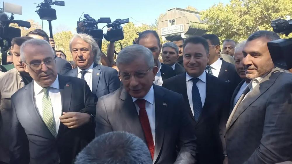 Davutoğlu: "Hüzünle karşılıyorum"