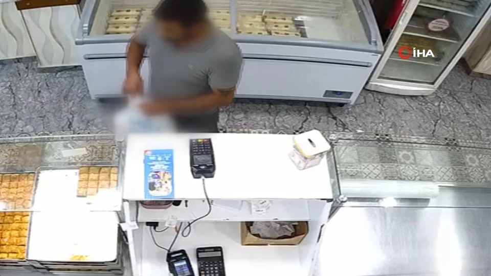 Esenler'de önce sipariş verip dikkat dağıttı, sonra tezgahtaki sadaka kutusunu böyle çaldı