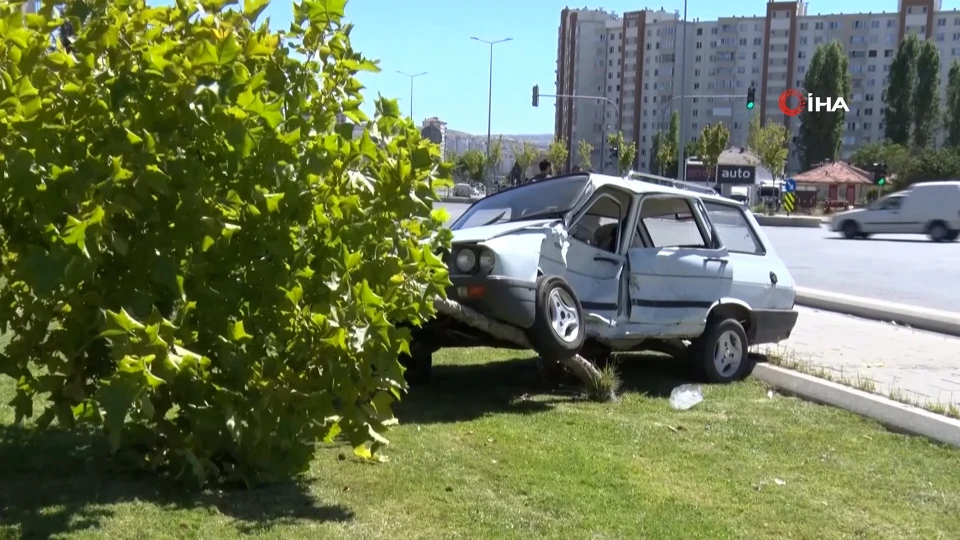 Kayseri'de iki aracın karıştığı kazada otomobillerden biri ağaca asılı kaldı