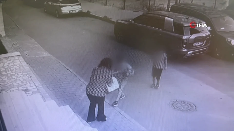 Küçükçekmece'de alacak verecek meselesinden çıkan silahlı tartışmada sokakta oynayan çocuk yaralandı