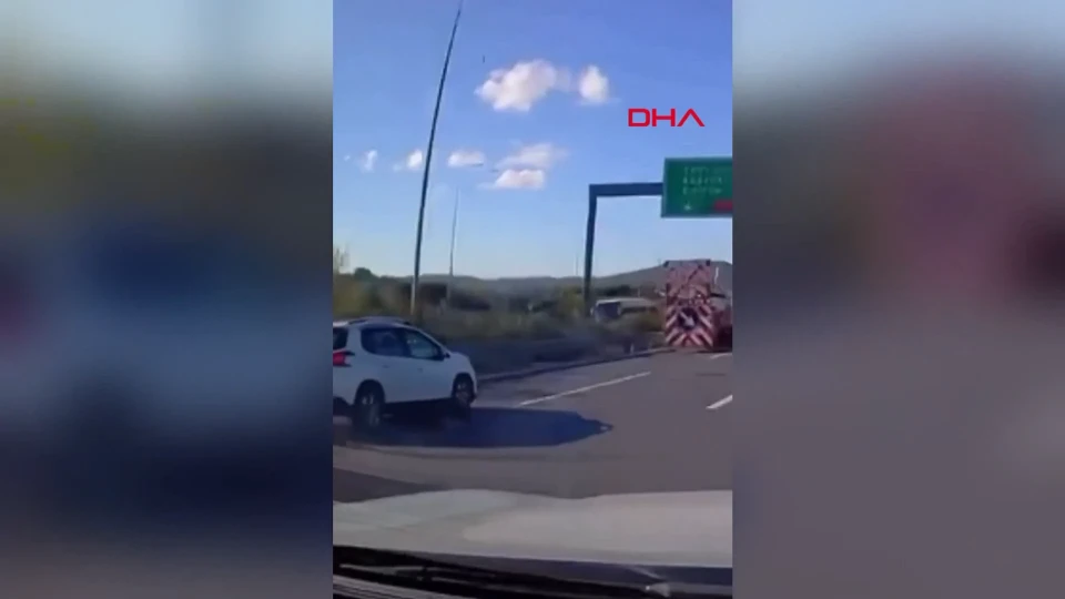 Kuzey Marmara Otoyolu'nda kaza: Sol şeritteki otomobil yol işaretleme aracına çarptı
