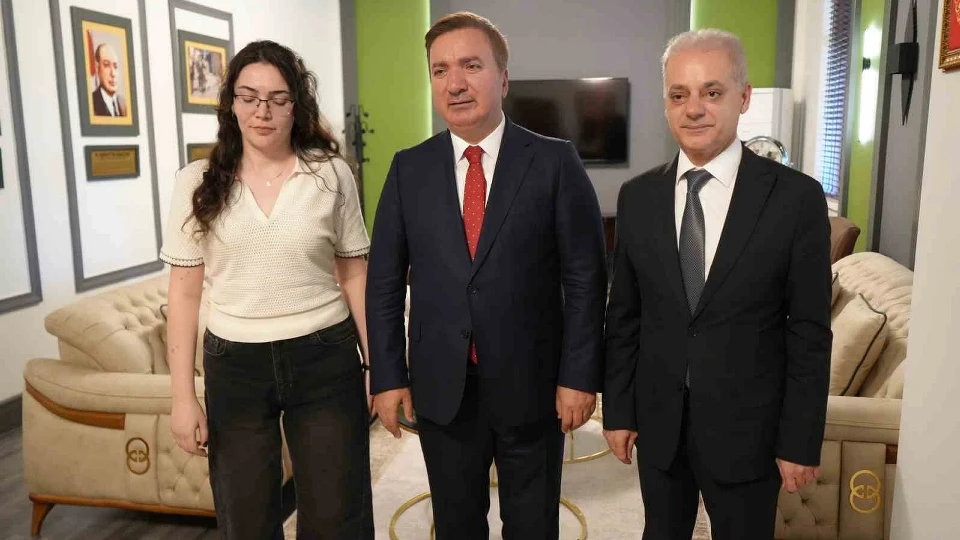 Mersin’de dehşeti yaşamıştı... Silahlı saldırıda bacağını kaybetti, tıp fakültesini bitirip başhekim oldu