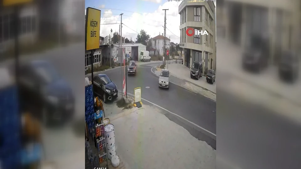 Tabelayla kavga eden sürücü herkesi şaşırttı: Çarptığı tabelayı yerinden sökmeye kalktı