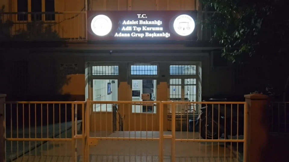 Adana'da yoldan geçenler fark etti! Otoyol kenarında çürümüş ceset bulundu