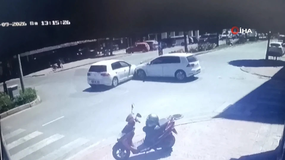 Antalya'da iki otomobil kavşakta çarpıştı: Araçlardan biri ağaca çarparak durabildi
