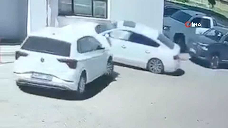 Diyarbakır'da kontrolden çıkan otomobil önce araca ardından duvara çarptı