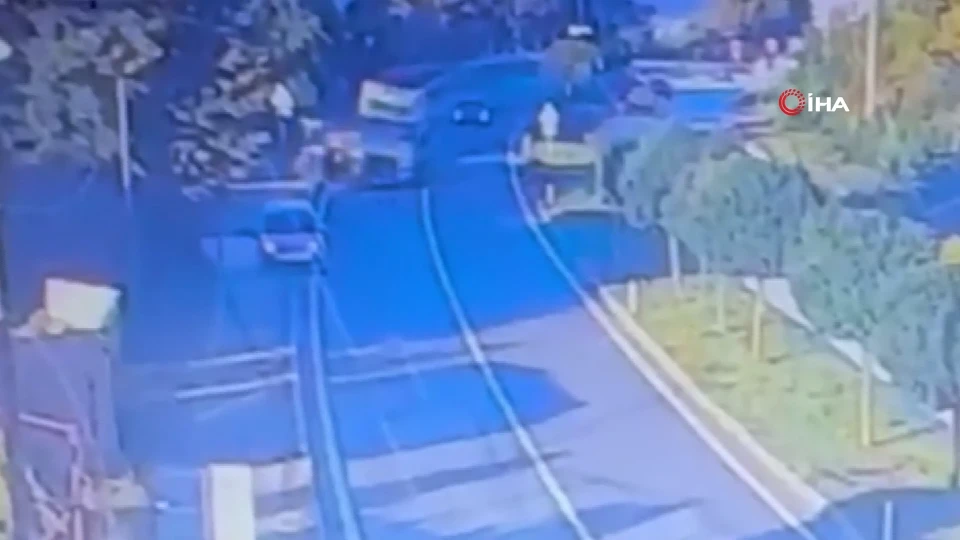 Düzce'de patpat ile tırın çarpıştığı korkunç kazanın güvenlik kamerası görüntüleri ortaya çıktı