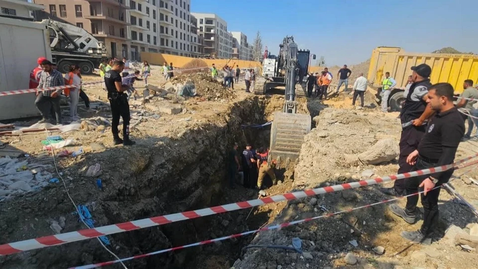 Hatay'da toprak kayması: İki işçi göçük altında kaldı