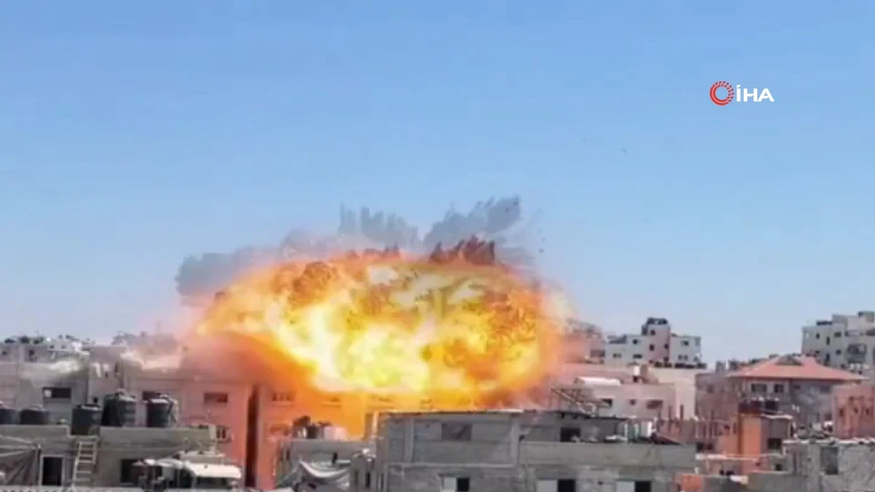 İsrail Gazze'de sivillere ait evler bombalandı: Ortalık karıştı