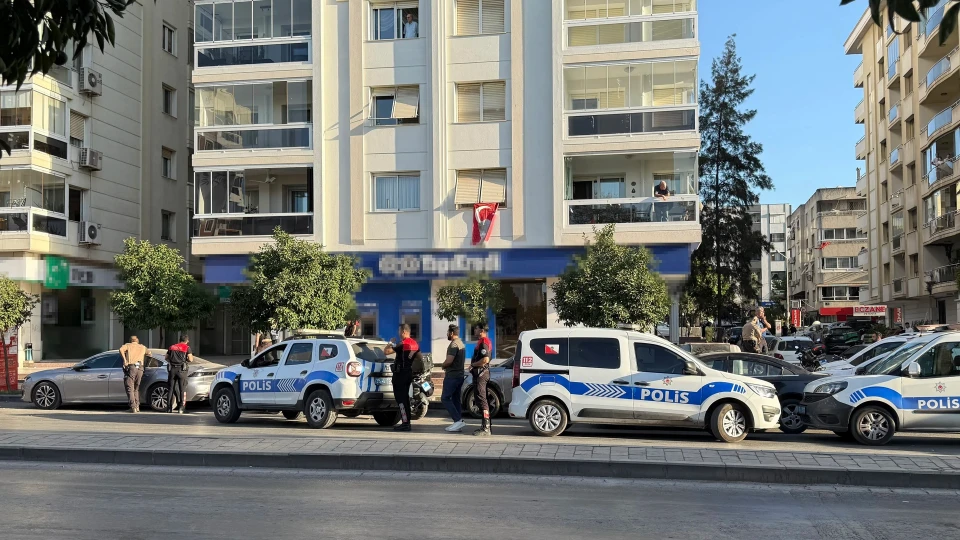 İzmir'de banka şubesine soygun girişimi: Bir çalışan rehin alındı iddiası