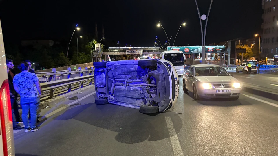 Kayseri'de çarpışan otomobillerden biri yan yattı: Bir kişi yaralandı