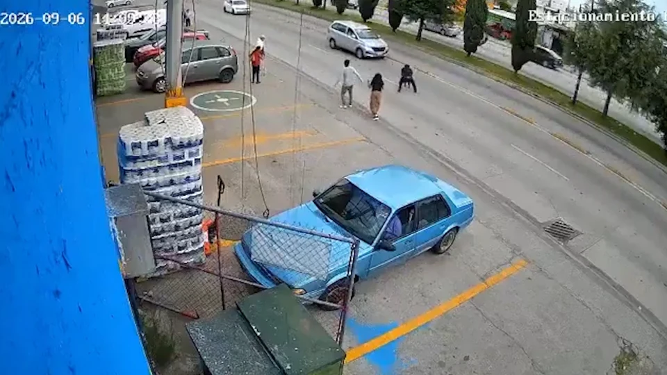 Meksika'da süpermarket çalışanı yola fırlayan çocuğu kurtardı