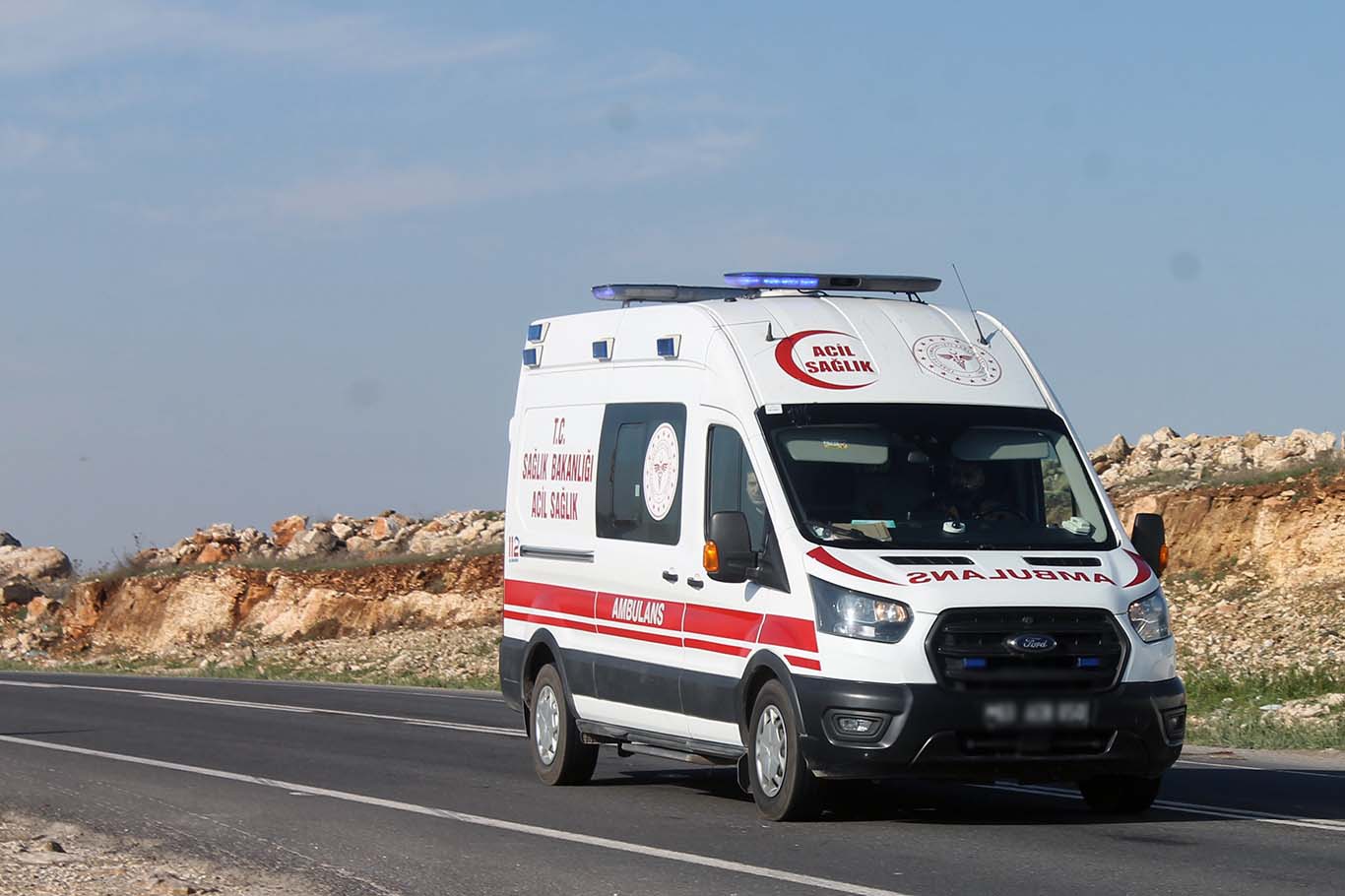 Şanlıurfa'da hafif ticari araç kamyona çarptı: 4 ölü, 2 ağır yaralı