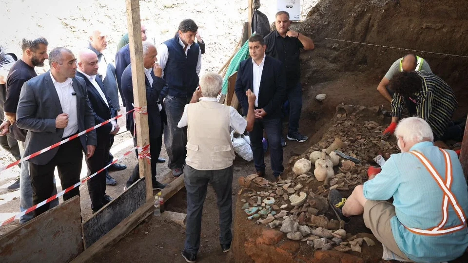 Sıradan bir yol çalışmasında tesadüfen bulundu: 1000 yıllık sır gün yüzüne çıktı