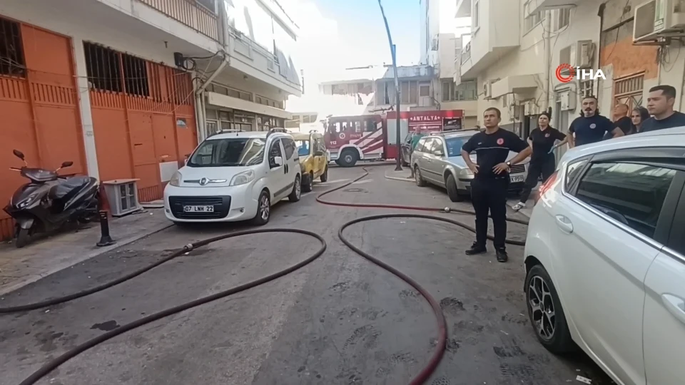 Sokaktaki araçlar itfaiyenin yolunu kesti: Alevlere zorlukla müdahale ettiler