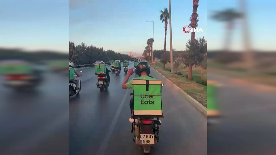 Üç gündür devam eden orman yangınına motokuryelerden destek: Ekiplere yardım malzemesi taşıdılar