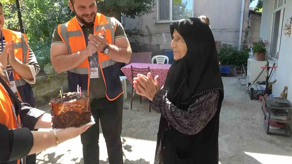 85 yıllık ömründe ilk kez yaşadı! Kapısını çalan ekipleri görünce gözlerine inanamadı