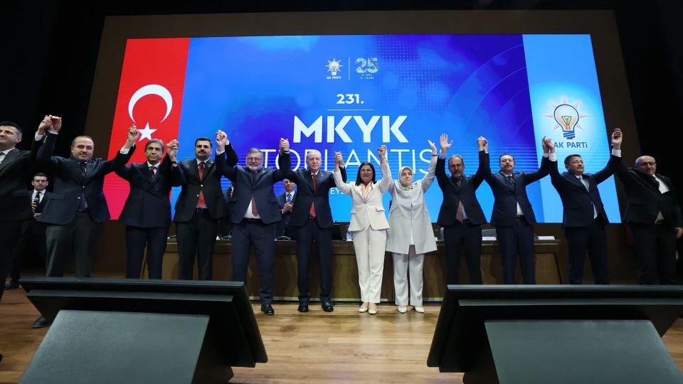 AK Parti’ye peş peşe yeni transfer! Foça Belediye Başkanı Saniye Bora Fıçı ve üç isim daha partiye katıldı