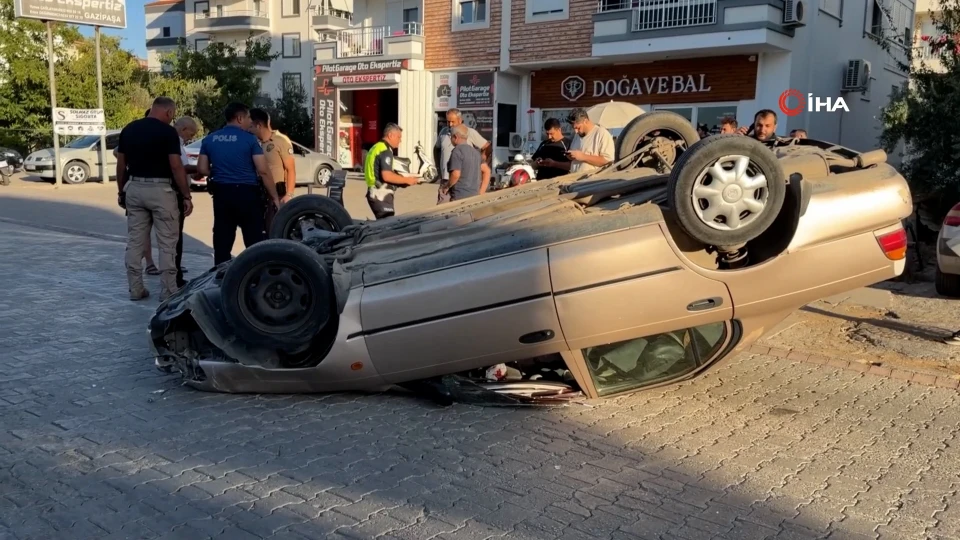 Antalya'da zincirleme kaza: Kamyonet ile çarpışan otomobil ters döndü