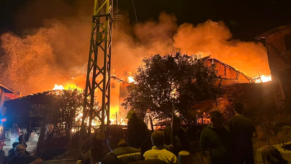 Çorum'da yangın faciası! İki ev ve bir ahır alevlere teslim oldu