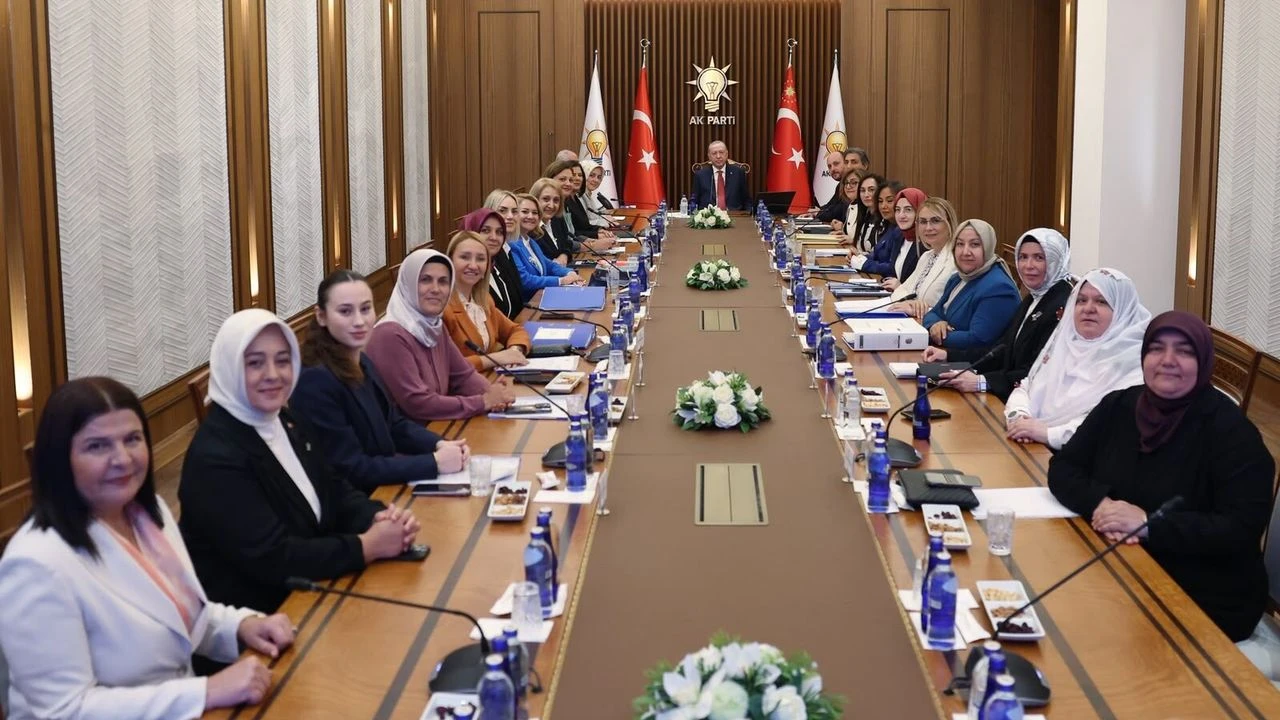 Foça Belediye Başkanı Saniye Bora Fıçı AK Parti’ye katıldı