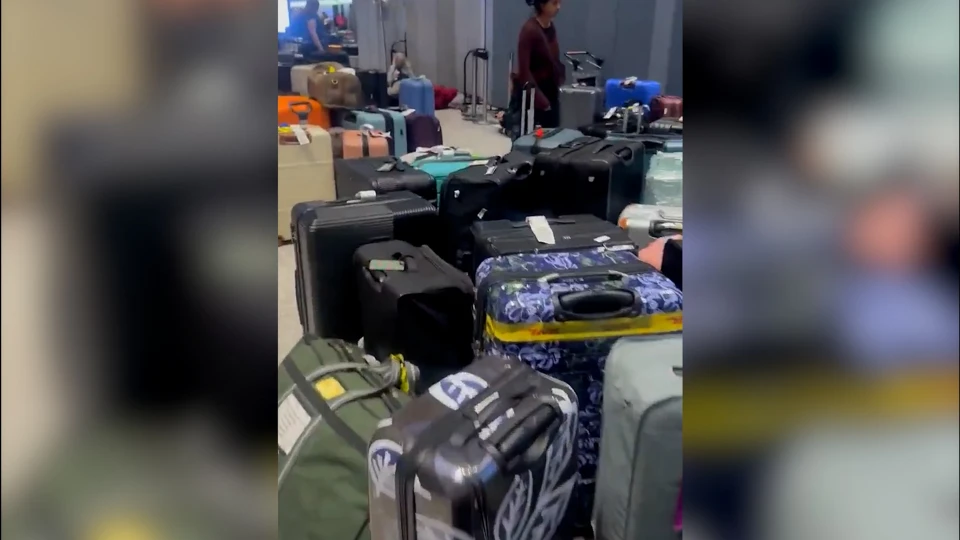 İngiltere'de hava trafiği krizi: Gatwick Havalimanı'nda izdiham yaşandı