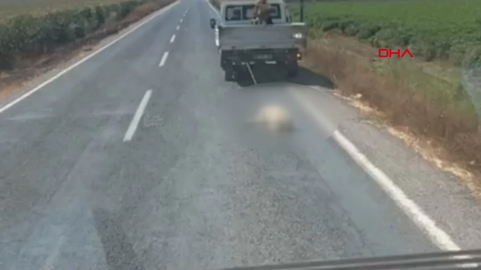 Kamyonetin arkasına bağladığı köpeği metrelerce sürükledi